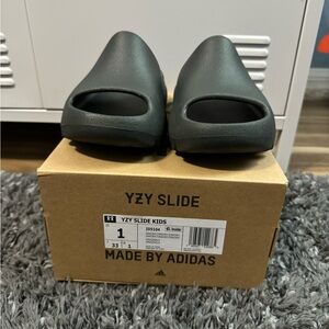 YZY Slide size 1 “Onyx”